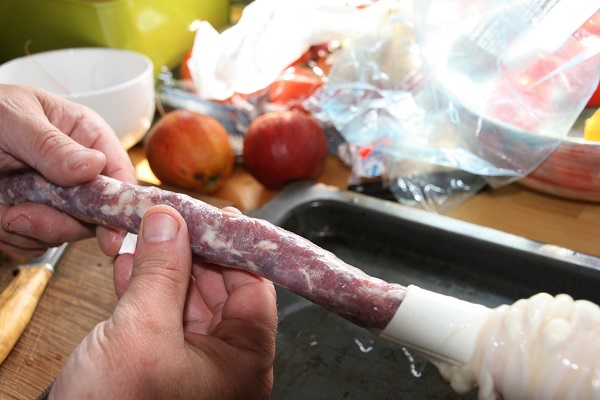 Mit Gefühl den Naturdarm mit dem Brät füllen