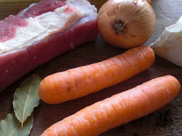 Suppe mit Ochsenfleisch