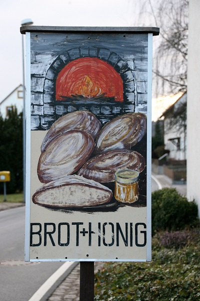 Schild - hier gibt es frisches Holzofenbrot