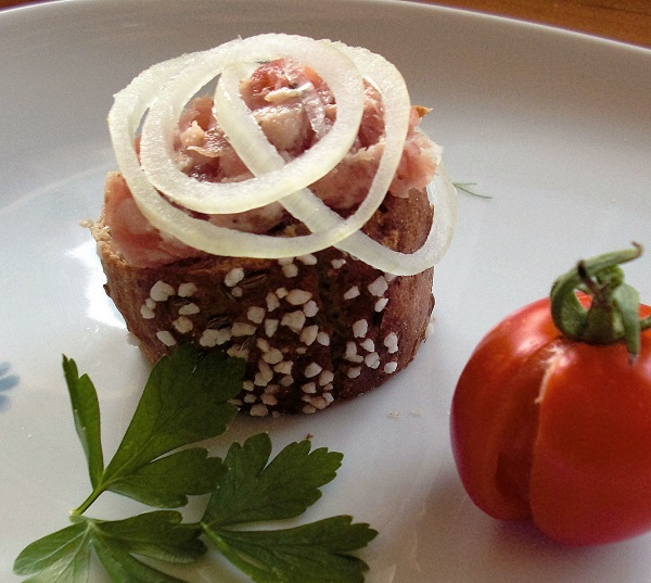 Bratwurstbrät mit Zwiebeln