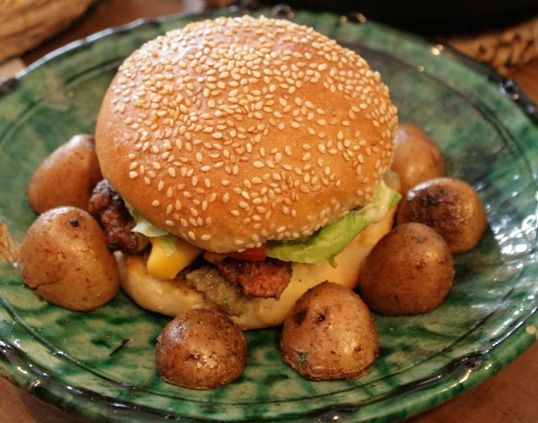 Abbildung Hamburger nach marokkanischer Art im Fladenbrot und Kartoffeln