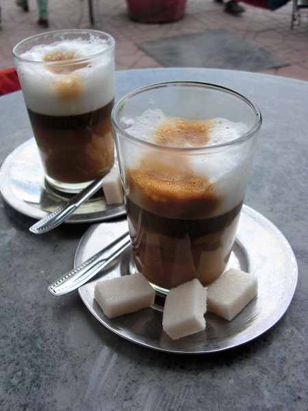 Abbildung Kaffee halb Milch halb Kaffee auf dem Djemaa el Fna in Marrakesch
