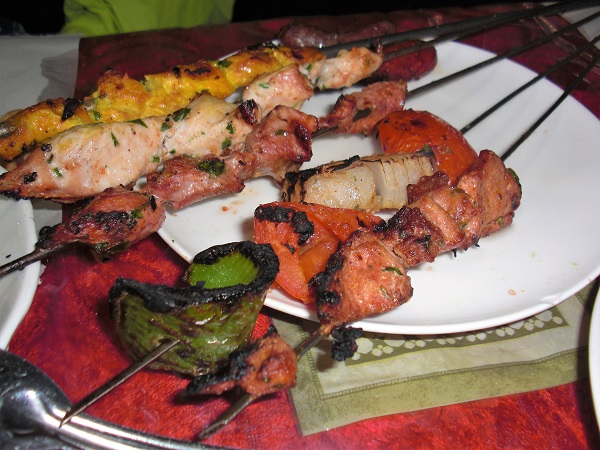 Abbildung marrokanische Grillspieße mit Hühnchen auf Teller