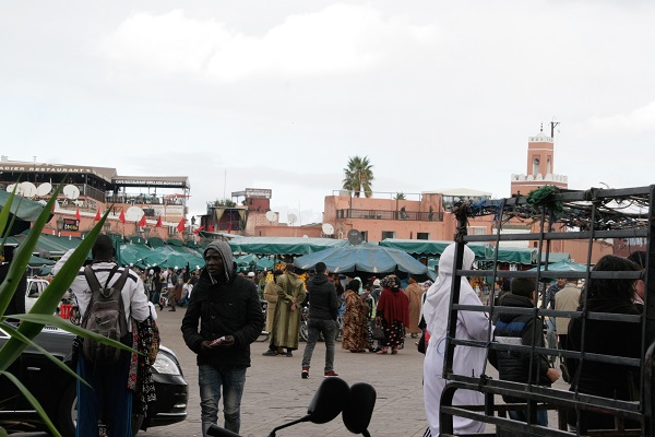 Abbildung Menschen auf dem Markt Djemaa el Fna in Marrakesch