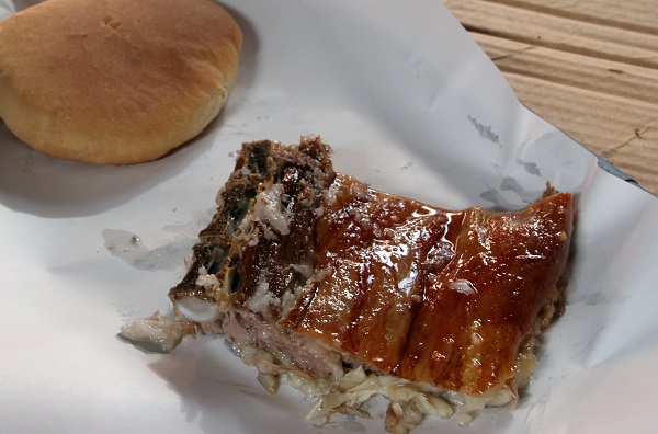 Abbildung gebackenes Schaffleisch mit Fladenbrot auf dem Markt von Marrakesch