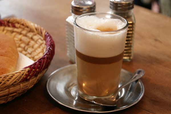 Abbildung ein Glas mit Gewürzkaffee auf dem Tisch in einem Kaffee in Marrakesch