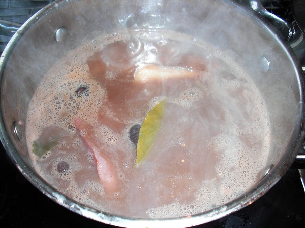 Abbildung Bohnenkerne mit geräuchertem Bauchfleisch kochen in einem Topf