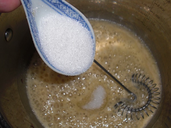 Abbildung Mehl wird in Butter angeschwizt und mit Zucker versüßt