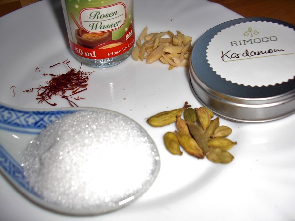 Abbildung Zutaten für Sohle Zard Zucker, Rosenwasser, Safran, Pistazien und Kardamom,