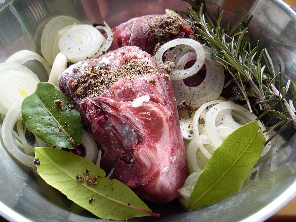 Wildschweinfleisch mit Gewürzen einlegen