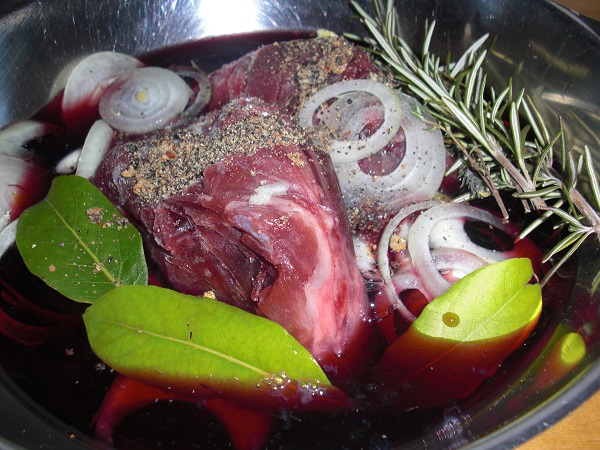 Wildschwein-Fleisch eingelegt in Rotwein-Sud