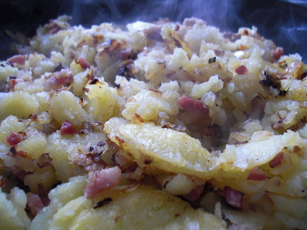 Eigschnittene Klöße in einer Pfanne braten