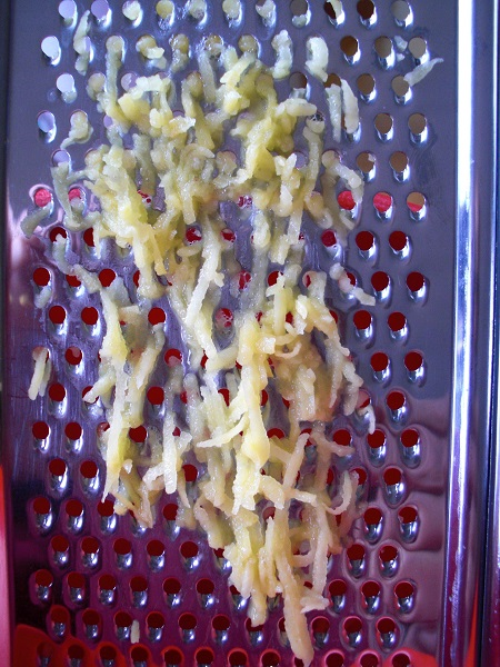 Kartoffeln mit einer feinen Reibe hobeln