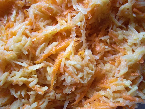 Baggersteig aus geriebenen Kartoffeln und Möhren