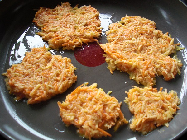 Kartoffelpuffer-Teig in der Pfanne ausbraten