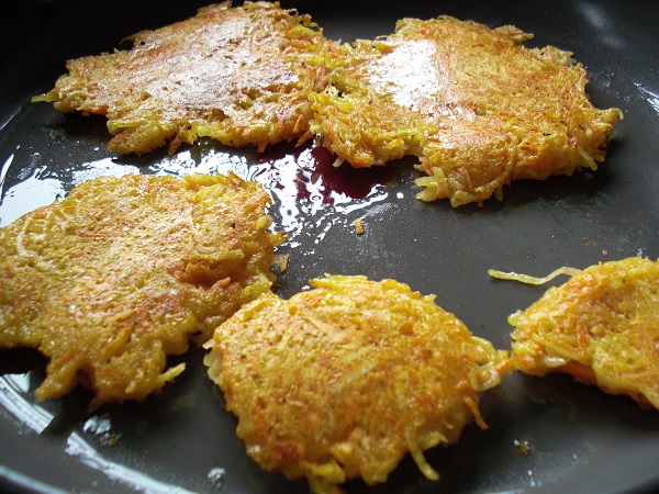 Kartoffelpuffer in einer Pfanne ausbraten