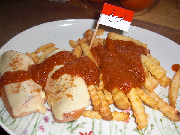 Fränkische Currywurst mit Käse überbacken und viel Currysoße