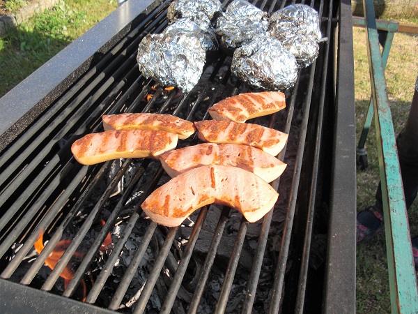Fränkische Currywurst wird auf Holzkohle gegrillt