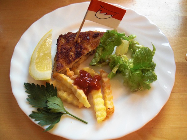 Foto Wiener Schnitzel mit Salat und Pommes auf weißem Teller