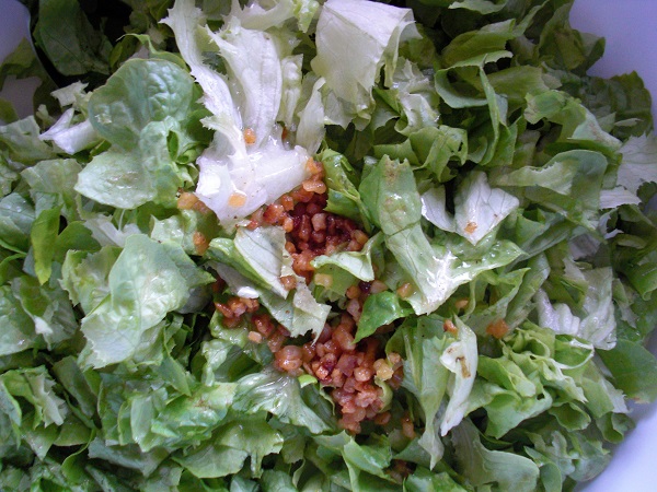 Foto Blattsalat kleingeschnitten mit gerösteten grünen Speckwürfeln obendrauf