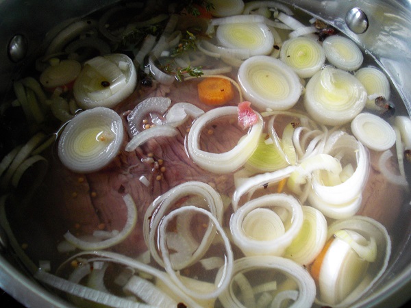 Eingelegtes Rindfleisch für fränkischen Sauerbraten in Lebkuchensoße
