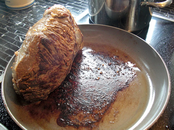Rindfleisch anbraten für fränkischen Sauerbraten mit Lebkuchensoße