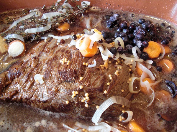 Fränkischer Sauerbraten im Römertopf 2 Stunden garen bei 180 ° C