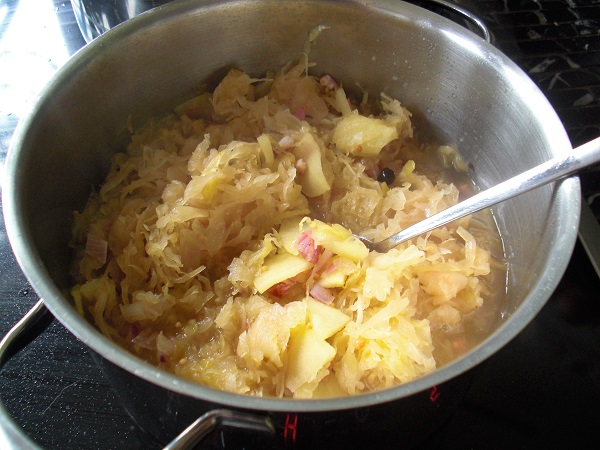 Fränkisches Sauerkraut wird traditionell zu Bratwürsten gegessen. Es ist ein fränkisches Nationalgericht.