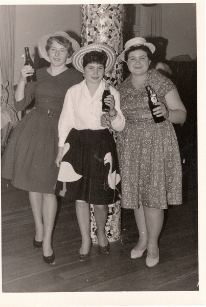 Foto drei junge Frauen leicht verkleidet mit je einer Flasche Bier in der Hand beim Fasching im Jahr 1958