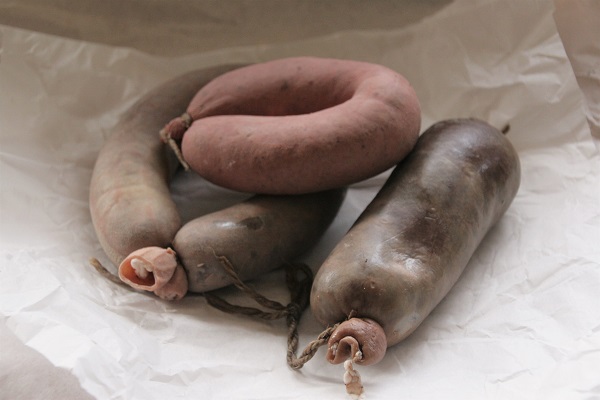 Foto frische Krautwürste und Blutwurst auf Butterbrotpapier