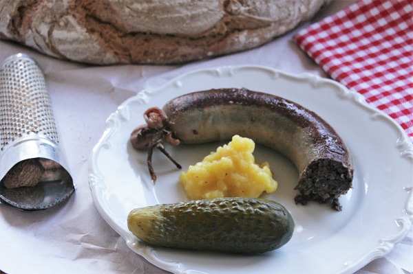 Foto fränkische Krautwurst mit Kartoffelbrei auf weißem Teller