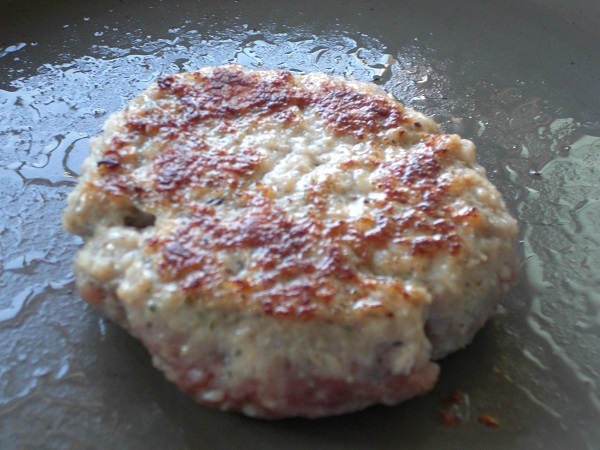Fränkische Frikadelle aus Bratwurstbrät in der Pfanne rausbraten