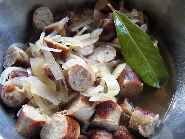 Zwiebeln und Bratwürste vermengen