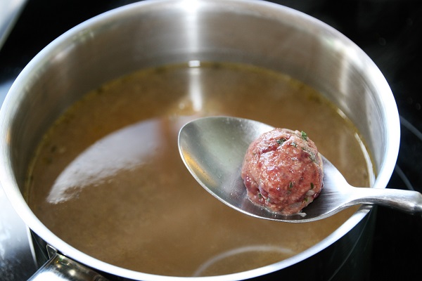 Leberknödel in das Krenfleischwasser geben