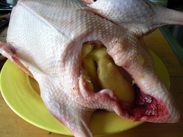 Entenbraten gefüllt mit Äpfeln und Orangenscheiben