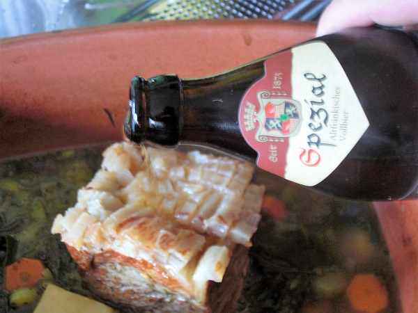 Schwarte mit Bier übergießen