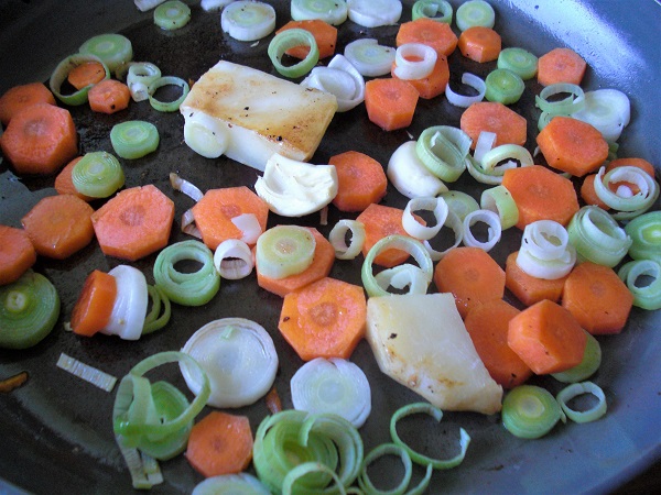 Das Suppengemüse wird in einer Pfanne angebraten