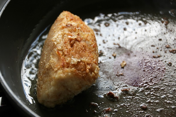 Arme Ritter in einer Pfanne herausbraten