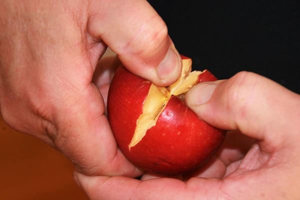 Apfel mit den Händen halbieren