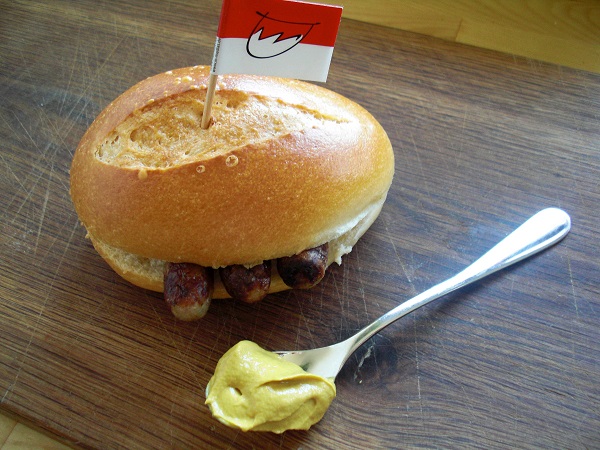 Drei Nürnberger Bratwürste im Brötchen