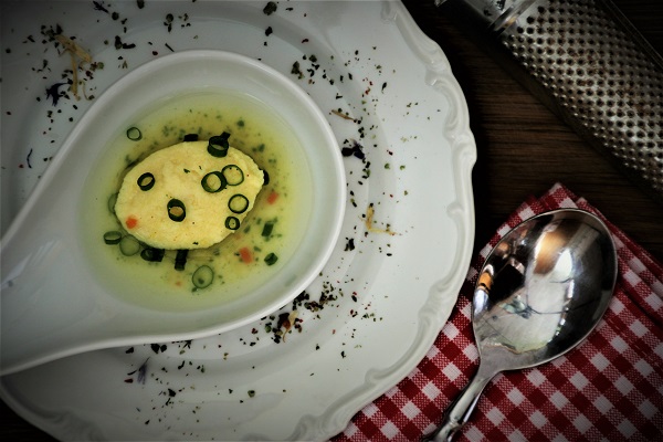 Suppe mit Grießklößchen