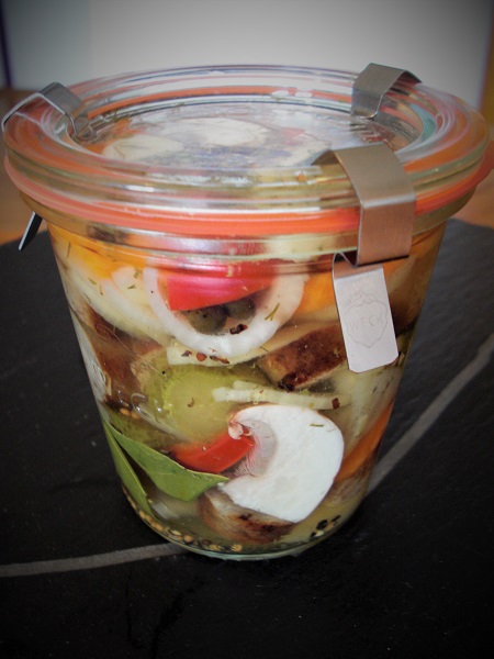 Foto Bratwurstscheiben mit Paprika, Zwiebeln und Essiggurken im Einweckglas