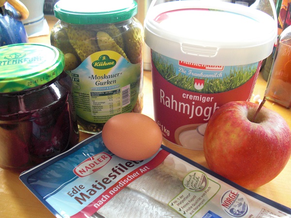 Foto Zutaten für Matjessalat Joghurt Essiggurken Apfel rote Bete Ei und Matjesfilets