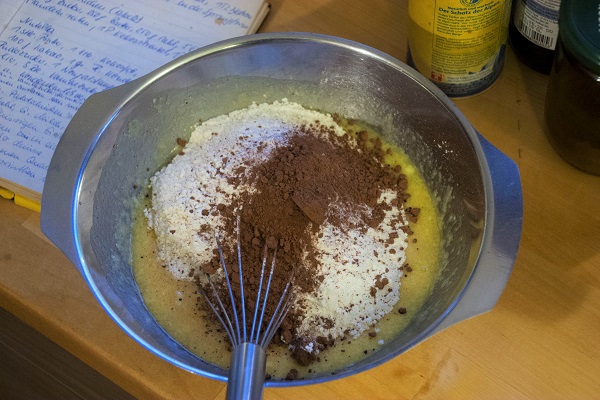 Abbildung Zutaten für Schokokuchen in einer Schüssel mit Schneebesen