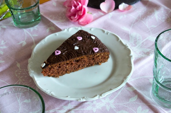 SchokoladenkuchenStück auf weißem Teller angerichtet