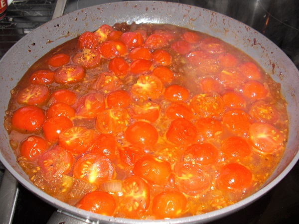 Foto Kirschtomaten in einer Pfanne im eigenen Saft