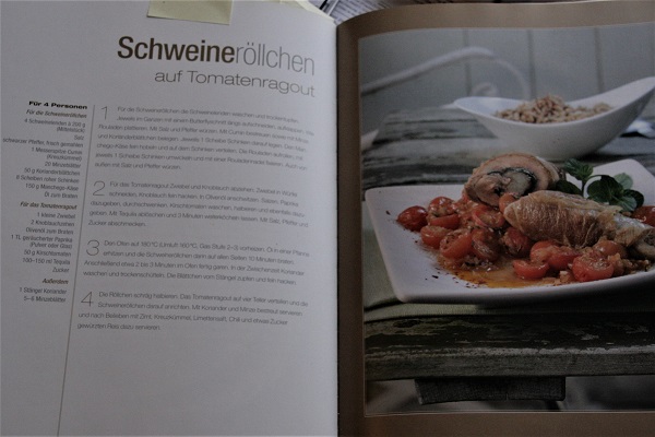 Abbildung Rezeptseite über Schweineröllchen aus Kochbuch mit Abbildung