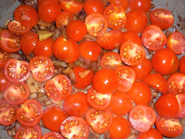 halbierte Kirschtomaten in einer Pfanne von oben fotografiert