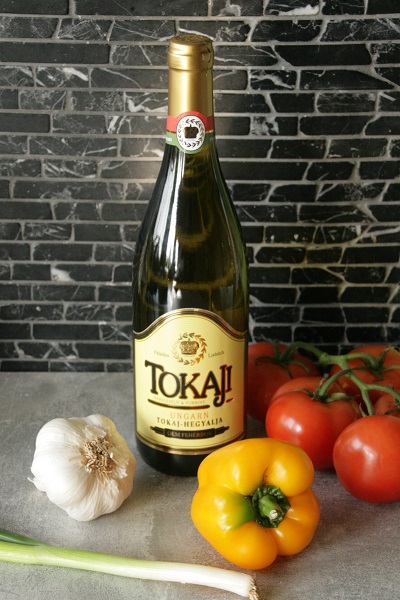 Foto eine Flasche Tokaji ungarischer Dessertwein