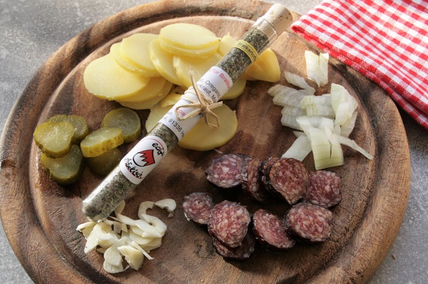 Foto Zutaten für fränkische Bauernpfanne Zwiebeln, Kartoffeln und Bauernseufzer kleingeschnitten